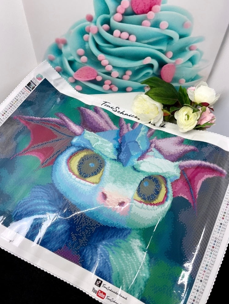 Diamond Painting Bild: Drache "Fussel" 40x60cm mit eckige Steinen