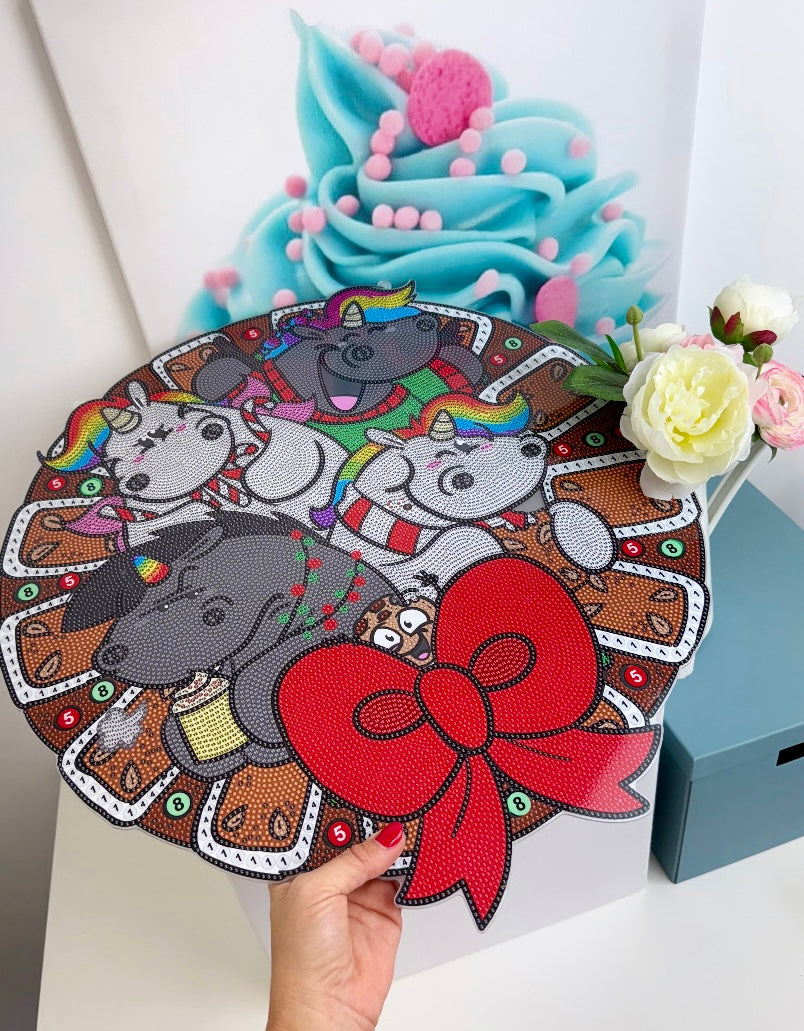 Diamond Painting Pummeleinhorn Winter XXL Kranz / Anhänger "Lebkuchen Snack" 50x53cm