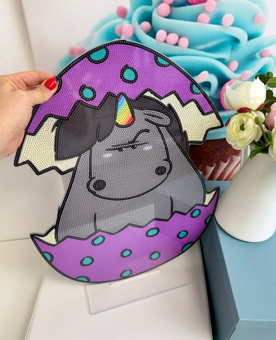 Diamond Painting Pummeleinhorn Ostern XL Aufsteller "Grummel aus dem Ei" 40x52cm (AH540)