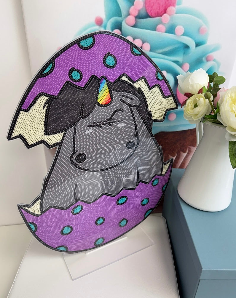 Diamond Painting Pummeleinhorn Ostern XL Aufsteller "Grummel aus dem Ei" 40x52cm (AH540)